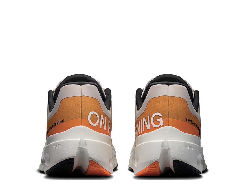 On Cloudsurfer Next Tangerine vue latérale — tige flexible running