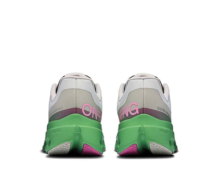 On Cloudsurfer Next Wolf/Honeydew vista lateral — perfil running flexible