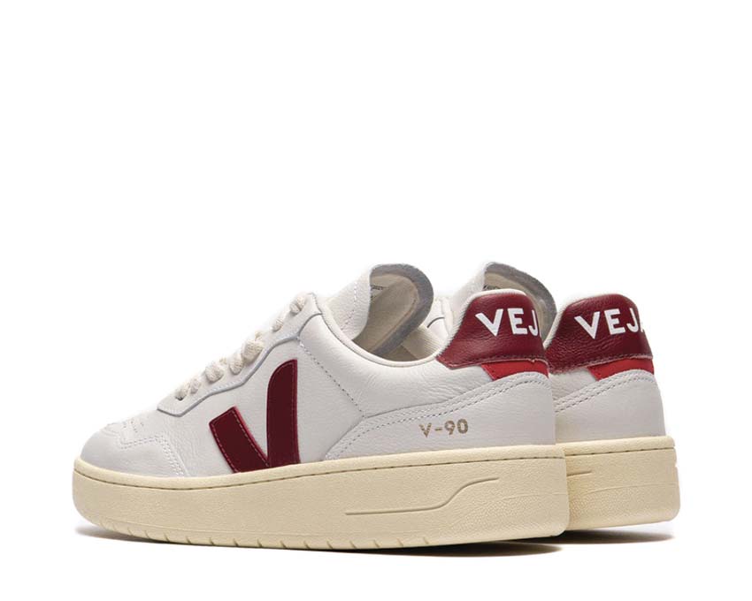 Veja V-90 O.T. Leather White Marsala detalle — logo V cuero