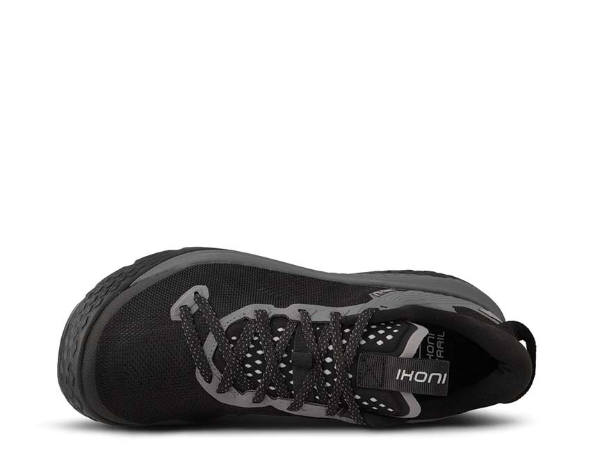 Karhu Ikoni Trail Black/Black detalle — colorway monocromático negro