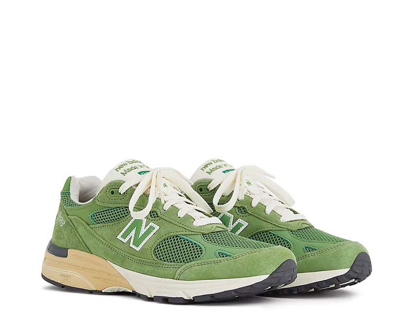 New Balance 993 USA vista lateral — parte superior de ante y malla americano