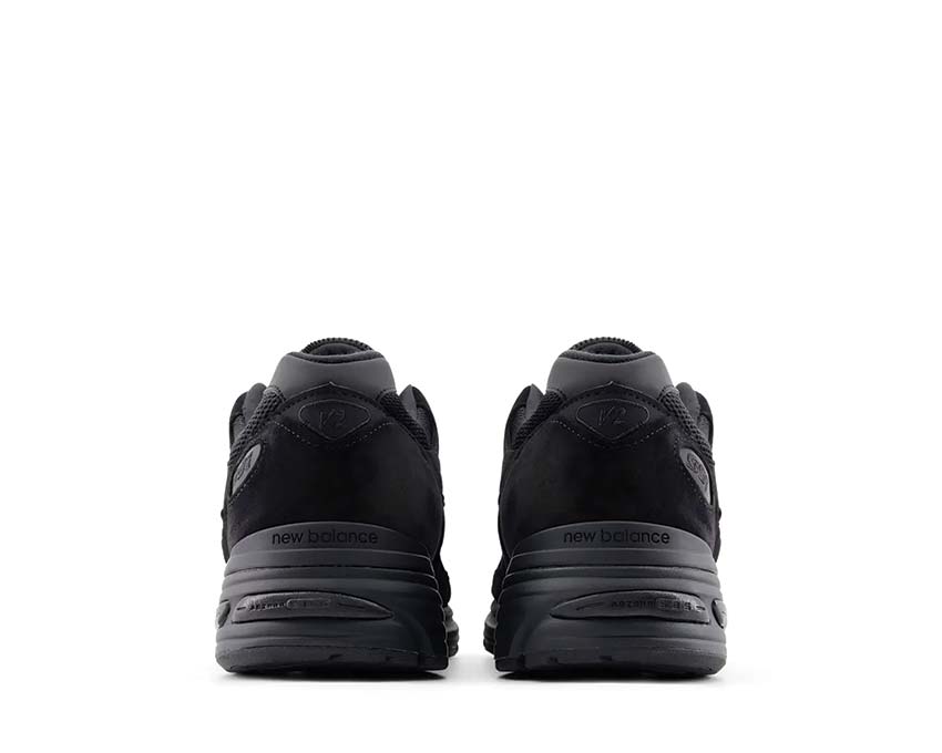 New Balance 991 Made in UK Black détail — coutures contrastantes et logo N