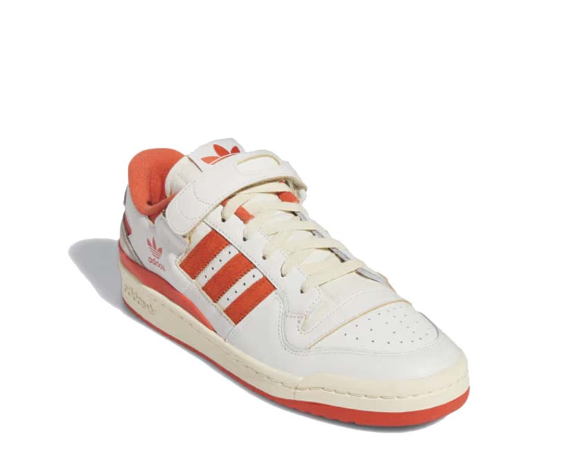 Adidas Forum 84 Low Ivory Yellow vista lateral — correa velcro y acentos amarillos