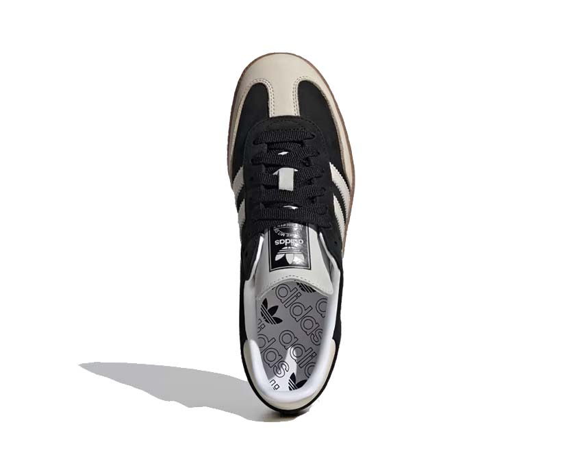 Adidas Samba OG W Core Black détail — languette T-Toe et logo métal