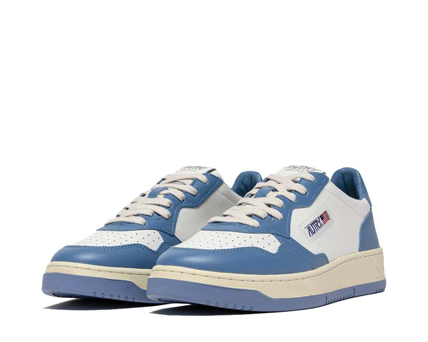 Autry Medalist Low White Niagara vista lateral — cuero liso y cordones contrastantes