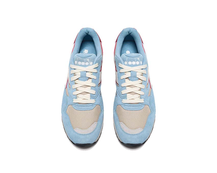 Diadora N902 Oyster Gray Dusk Blue detalle — logo bordado lateral