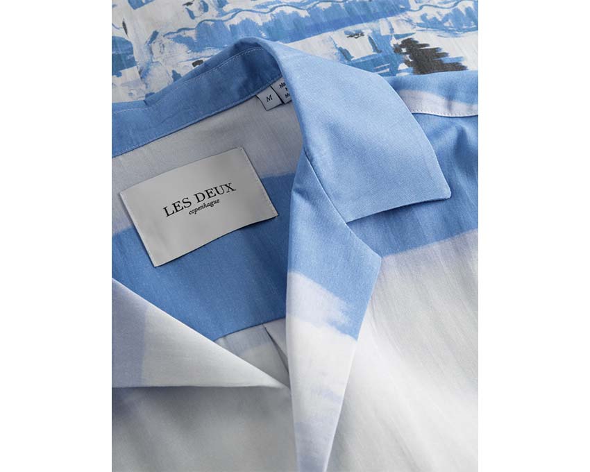 Les Deux Coastal AOP SS Shirt Washed Denim Blue détail — motif AOP denim