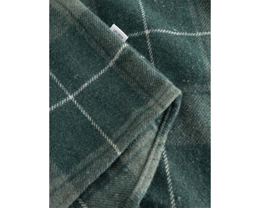 Les Deux Lennon Check Shirt Olive Dusty Moss detalle — puños abotonados