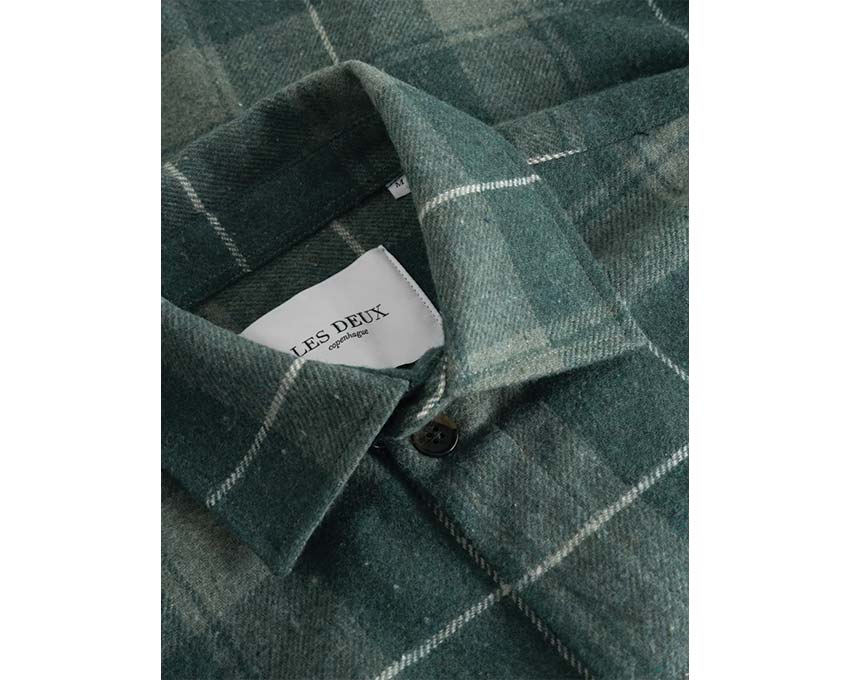 Les Deux Lennon Check Shirt Olive Dusty Moss detalle — cuello oxford cuadros