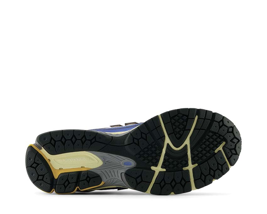 New Balance 1906R New Spruce detalle — panel lateral logo N en relieve