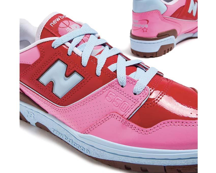 New Balance 550 Patent Leather Team Red detalle — acabado cuero charol rojo