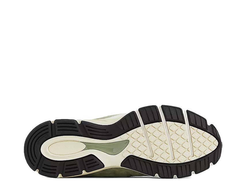 New Balance 990v4 Olive Incense Made in USA — vista tres cuartos talón USA