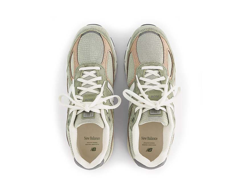 New Balance 990v4 Olive Incense Made in USA detalle — logo N ante oliva costuras de contraste