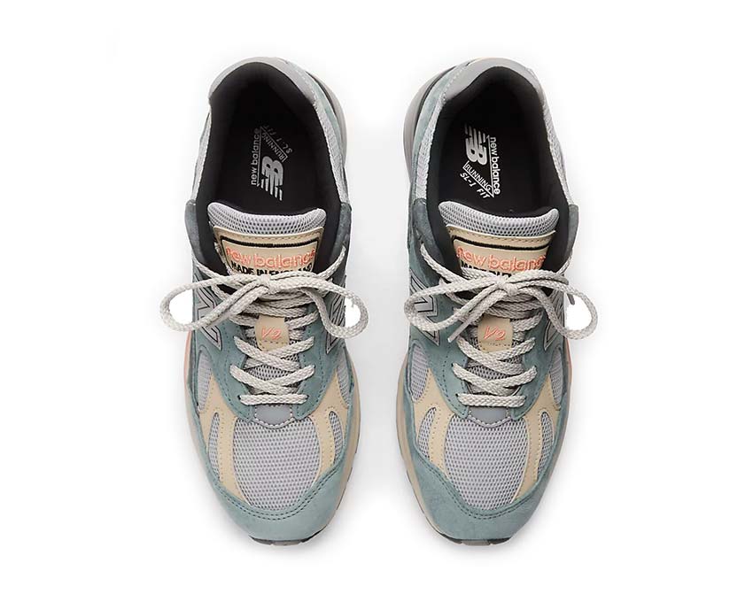 New Balance 991v2 UK Silver Blue detalle — logo N superpuesto tonos azul acero