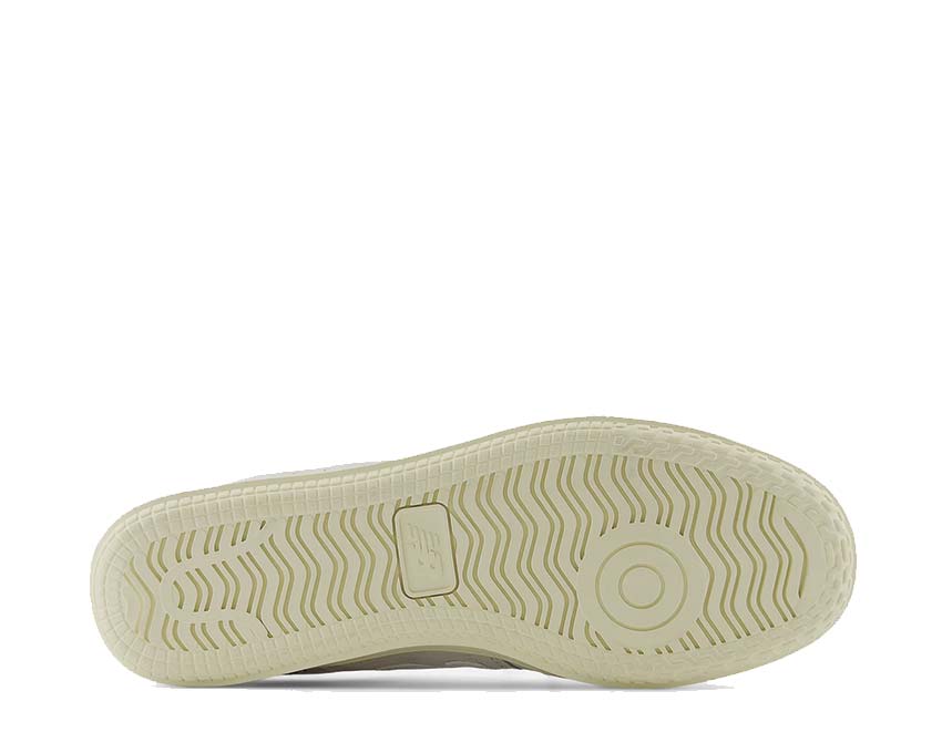 New Balance T500 Reflection White detalle — logo NB cuero perforado vintage