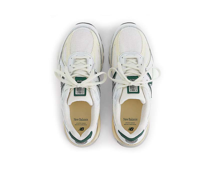 New Balance 990v4 Calcium Forest Green detalle — logo N ante calcium verde bosque