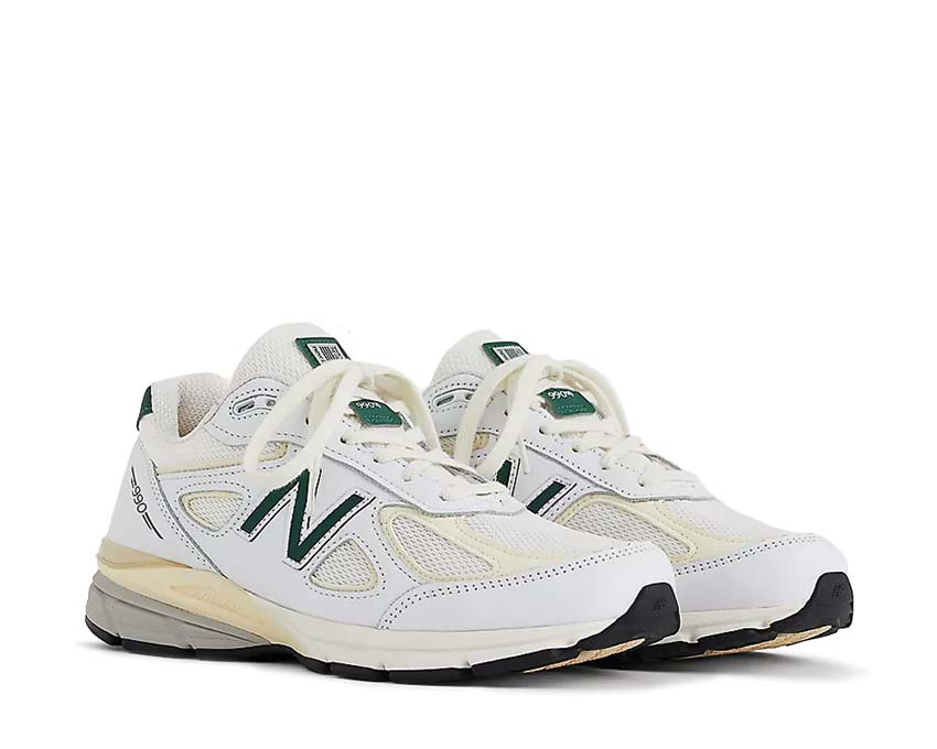 New Balance 990v4 Calcium Forest Green vista lateral — parte superior ante crema malla verde