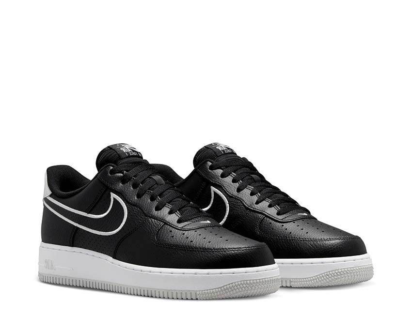 Nike Air Force 1 07 Black Photon Dust White vue latérale — cuir premium