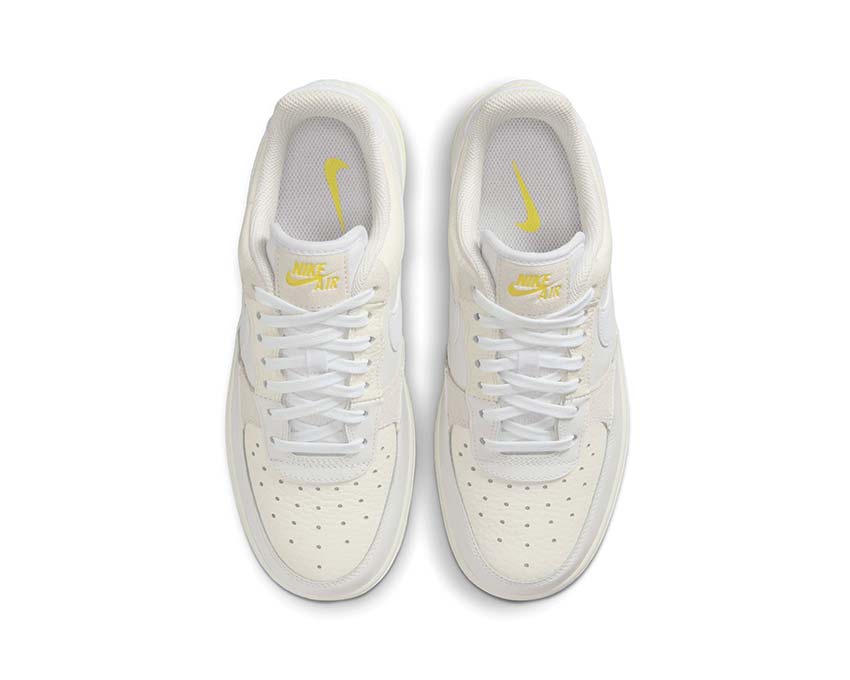 Nike Air Force 1 '07 Low W Summit White detalle — upper cuero Opti Yellow