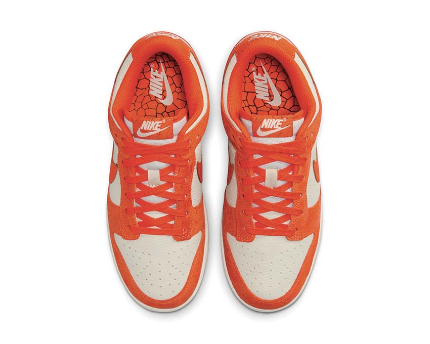 Nike Dunk Low Wmns Light Bone detalle — cuero bicolor Safety Orange