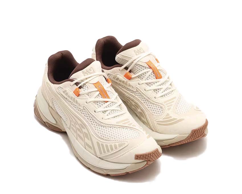Puma Velophasis V002 Frosted Ivory Warm White vista lateral — suela oversize marfil