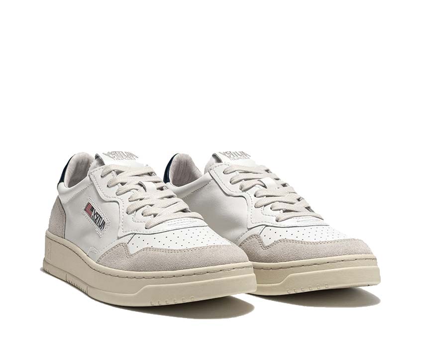 Autry Medalist Low Suede White/Blue vista lateral — caña de ante suave