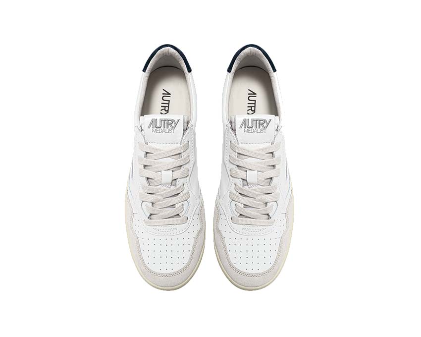 Autry Medalist Low Suede White/Blue detalle — panel de ante azul