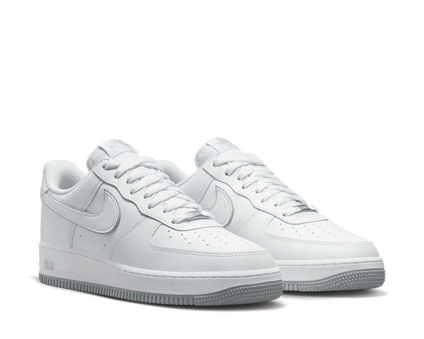 Nike Air Force 1 '07 White Wolf Grey vista lateral — cuero liso perforado