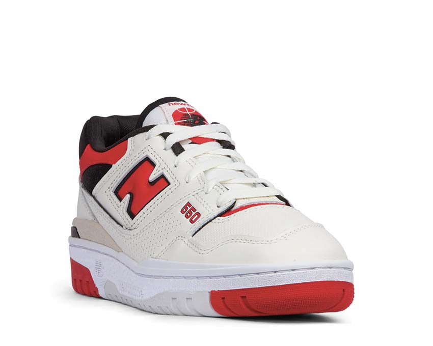 New Balance 550 Sea Salt/True Red vue latérale — cuir et accents rouge