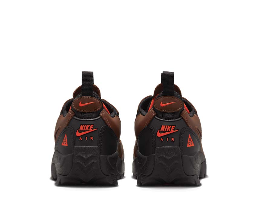 Nike ACG Air Mada Bison Black Hyper Crimson suela — grip todo terreno