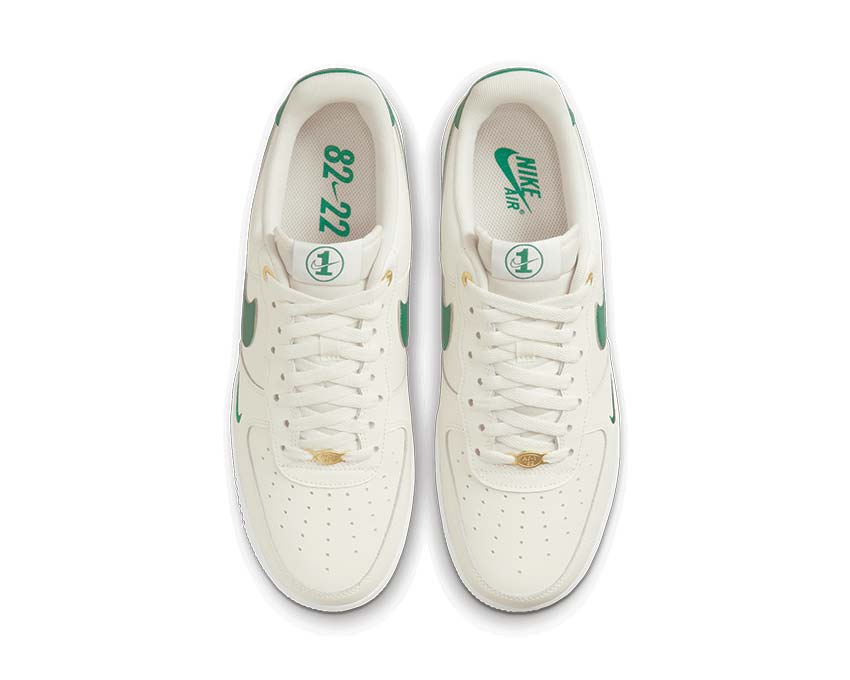 Nike Air Force 1 '07 LV8 Sail Malachite White Metallic Gold détail — tige cuir texturé