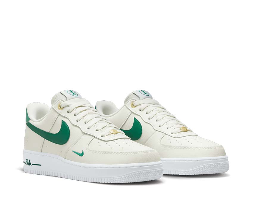 Nike Air Force 1 '07 LV8 Sail Malachite White Metallic Gold vue latérale — cuir premium