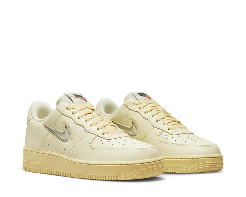 Nike Air Force 1 '07 LX Coconut Milk Light Bone Lemon Wash vista lateral — cuero premium