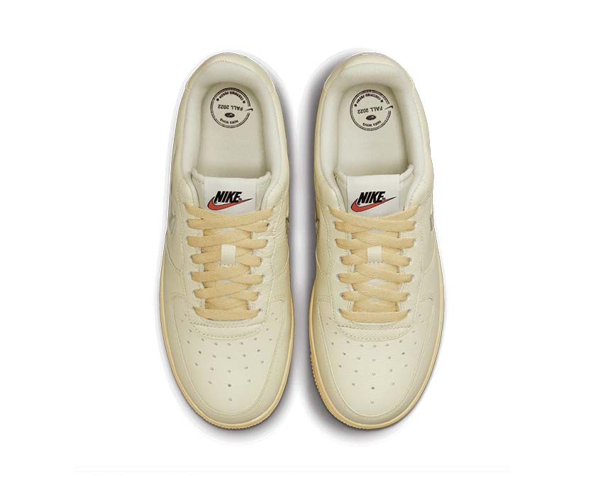 Nike Air Force 1 '07 LX Coconut Milk Light Bone Lemon Wash detalle — parte superior de cuero texturizado