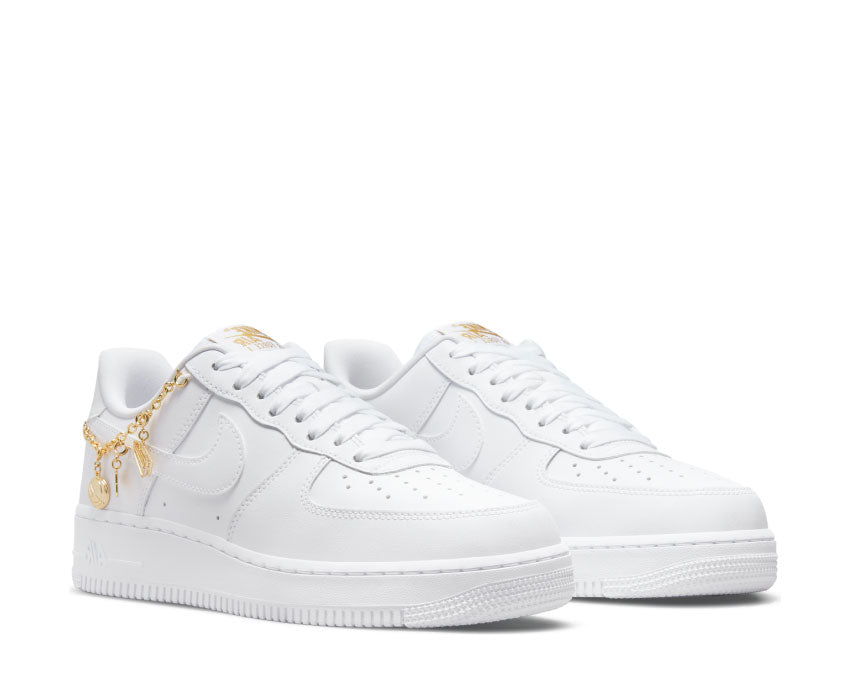 Nike Air Force 1 '07 LX White Metallic Gold vista lateral — parte superior cuero blanco dorado