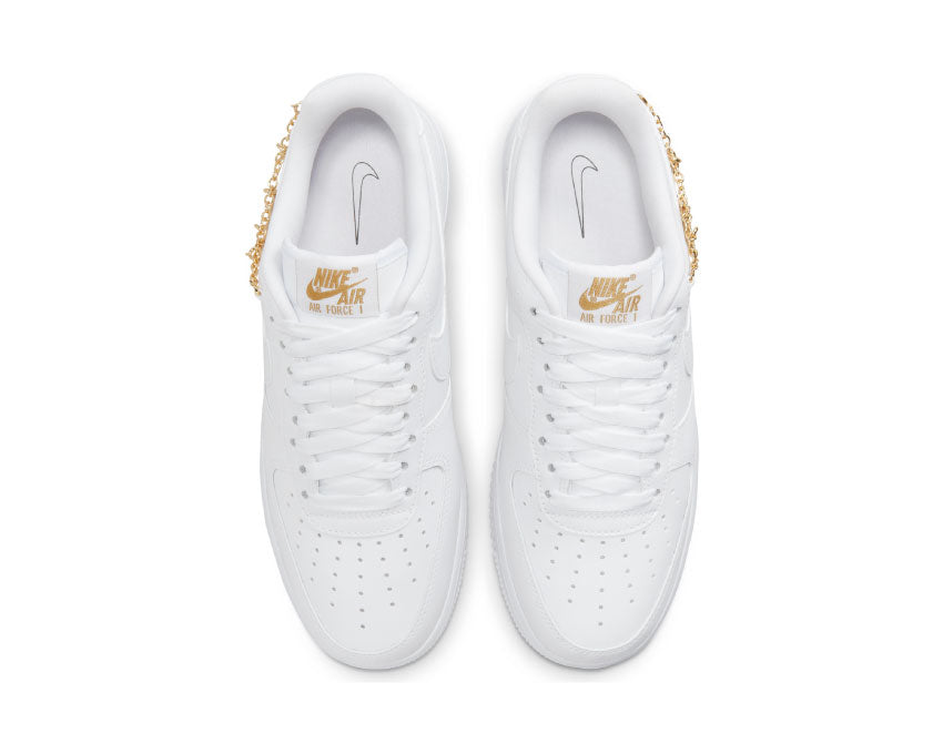 Nike Air Force 1 '07 LX White Metallic Gold detalle — Swoosh cuero oro metálico