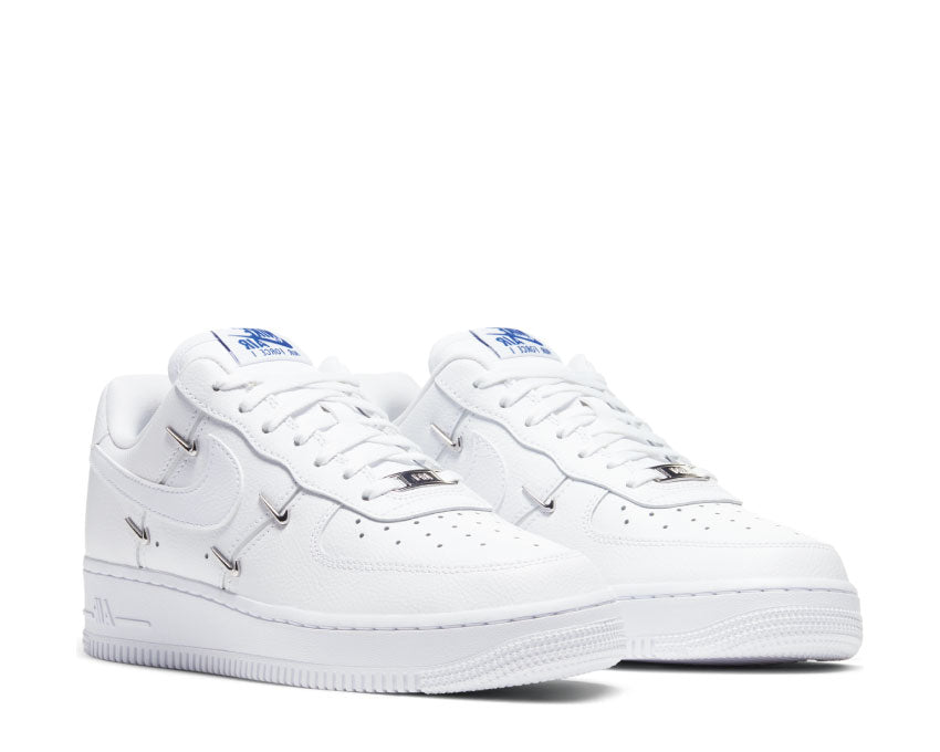Nike Air Force 1 '07 LX W White Hyper Royal vista lateral — cuero texturizado