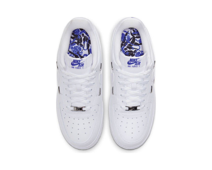 Nike Air Force 1 '07 LX W White Hyper Royal detalle — caña de cuero