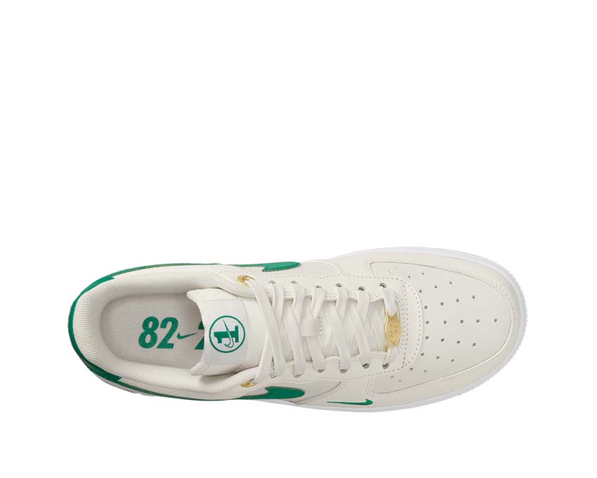 Nike Air Force 1 '07 SE W Sail Malachite White Metallic Gold détail — tige cuir premium
