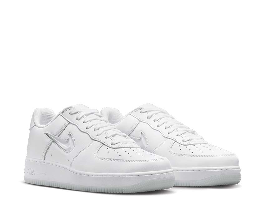 Nike Air Force 1 Low Retro White vista lateral — cuero plena flor