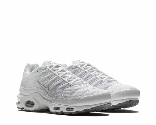 Nike Air Max Plus White vista lateral — líneas onduladas signature TN blanco