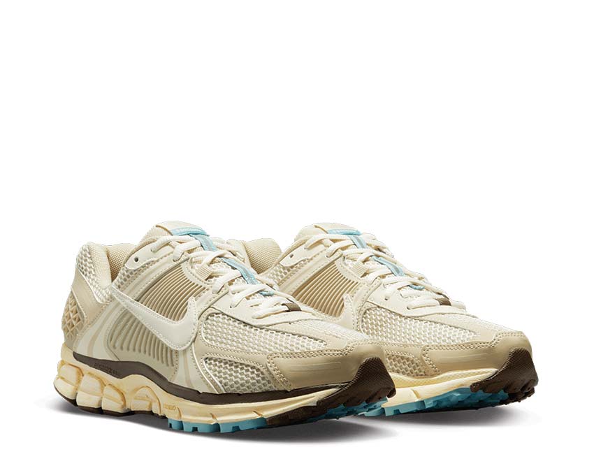 Nike Zoom Vomero 5 Oatmeal Pale Ivory Sail LT Chocolate vista lateral — mesh y overlays